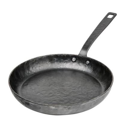225666 univerzalni panev essentials 24 cm cerna ocel forged