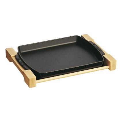 Liatinový servírovací tanier s dreveným podstavcom 33 x 23 cm Staub