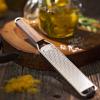 Strúhadlo na citrusy MASTER, rukoväť z vlašského orecha, Microplane