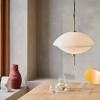 Závesná lampa CLAM 44 cm, biela/mosadz, Fritz Hansen