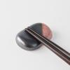 Kamienok na odkladanie paličiek PEBBLE BLACK 4,5 cm, čierny/oranžový, keramika, MIJ